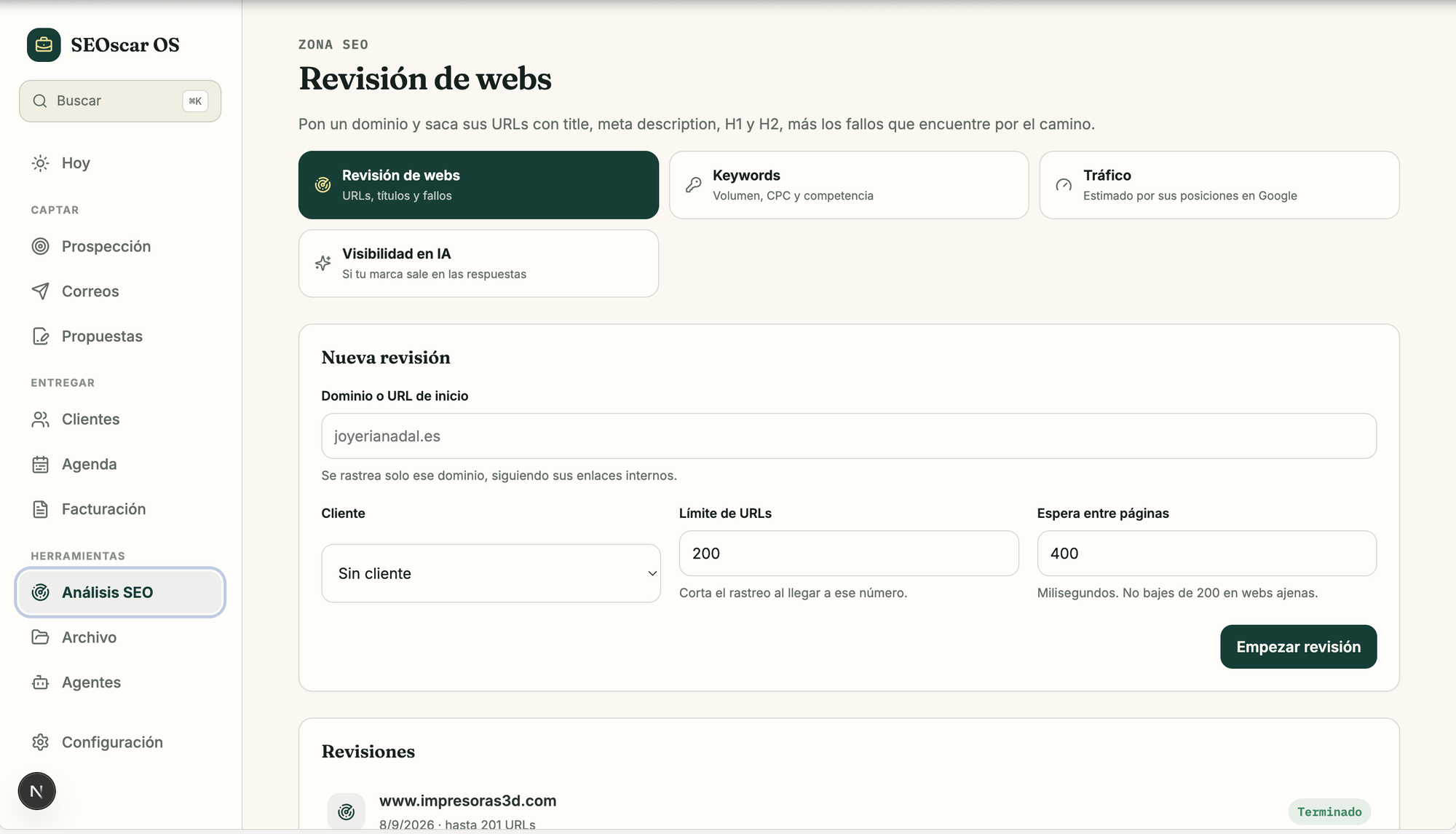 Pantalla de análisis SEO de SEOscar OS con el rastreador propio
